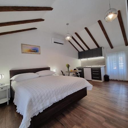 Studio Apartment Rosalie Спліт Екстер'єр фото